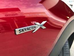 「SKYACTIVE X」のエンブレムがフロントフェンダーサイドで輝くのは、マツダの新世代エンジン搭載車の証です♪