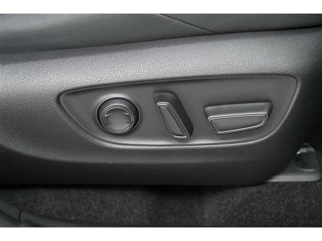 運転席は、前後スライド＋リクライニング＋シート上下＋チルトアジャスターの8ウェイパワーシートで、さらに電動ランバーサポートも装備しています。