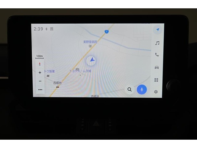 『ディスプレイオーディオ （コネクティッドナビ対応）Plus』 　10.5インチ HDディスプレイです。　通信型ナビ対応に加え、車載ナビ機能も搭載しています。