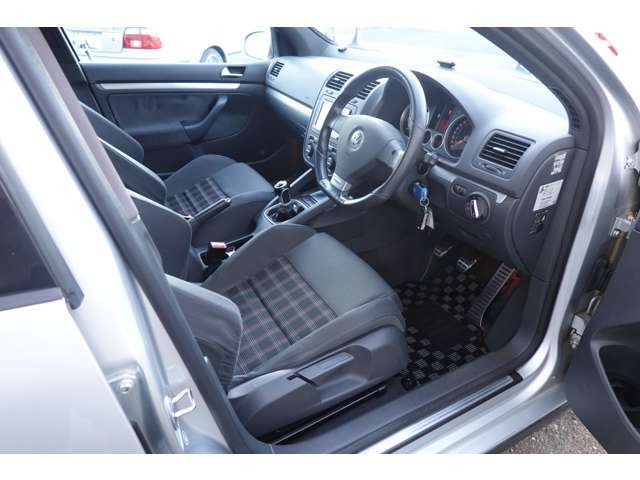内装も綺麗な状態です！スポーティーな内装で走りの雰囲気がありますね！