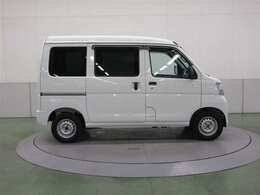 積載量のアップや室内の移動姿勢が楽な、ハイルーフになっています。