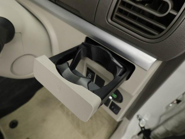 カップホルダーは運転席や助手席からちょうど手の届く位置です！！