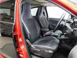 ・BRABUSエクスクルーシブ本革スポーツシート（前席、グレーステッチ入り）　■センターアームレスト　■シートヒーター