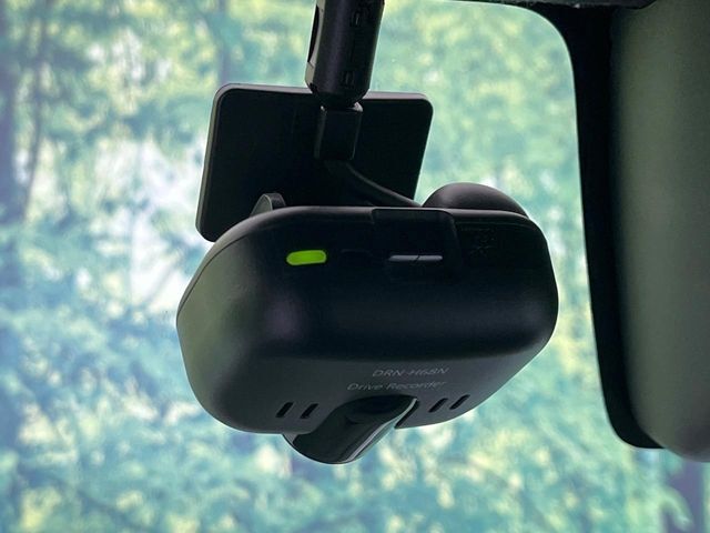 【ドライブレコーダー】安心・安全なカーライフに必須のドライブレコーダーを装備！走行中はもちろん、あおり運転や事故に遭遇した際の状況も映像で記録し、万一のリスクに備えます。