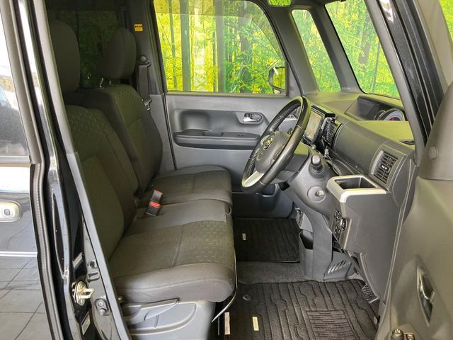 運転席シート廻りは使用感も少なく、良好な状態となっています。前オーナー様が丁寧に使っていたことがよくわかりますね。