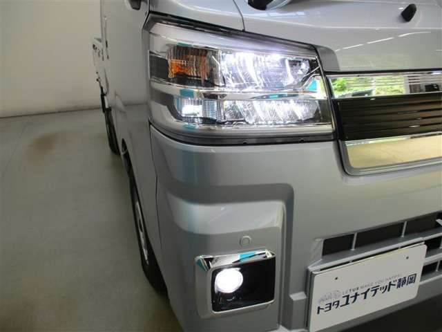 LEDヘッドライトとフォグランプのコラボです。雨や雪の日も安心！フォグランプがお車の存在を際立たせますね♪
