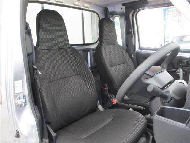 運転席側からの前席ビューです。内装色はブラック系ですので汚れも目立ちにくいです♪