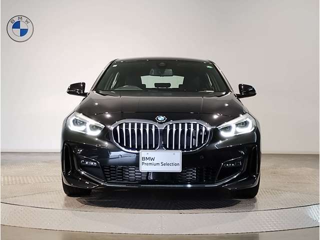 【キドニーグリル】BMWは約90年もの間、ほぼ全ての車両にひと目でBMWだと分かるこの特徴的なフロントグリルが備えられ、デザイン・アイコンとして親しまれてきました。