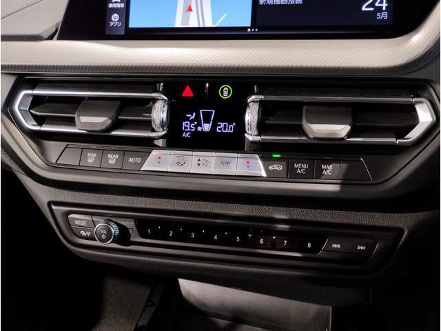 【左右独立式オートエアコン】☆運転席・助手席で個別に温度設定する事が可能。一定以上の大気中の有害物質を感知すると自動的に内気循環モードに切り替わるAUCを装備☆
