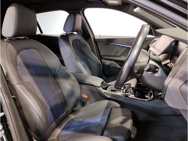 【コックピットシート】BMW車の主役席。車体中央にくる様に配置し車両重心とが一致する事でドライバーと車との一体感あるドライビングを実現。人間工学に基づき形成した形状が長時間のドライブ疲労も軽減します！