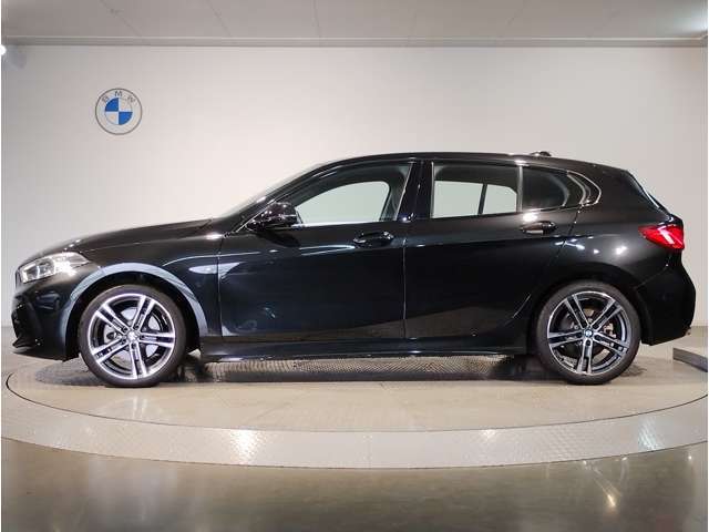 【拘りのFR】BMWが多く採用するFR車。ダイレクトでスポーティな加速感・シャープなハンドリングを実現。縦置きエンジンレイアウトにより、フラットで上質な乗り味です。