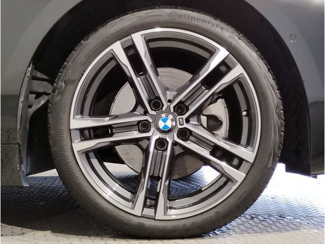 【BMWアロイホイル】軽量かつ強度に拘ったアロイホイル。走行性能ポテンシャルを引き出す設計。車の足元を引き締めてくれる大きなポイントはアロイホイルです。