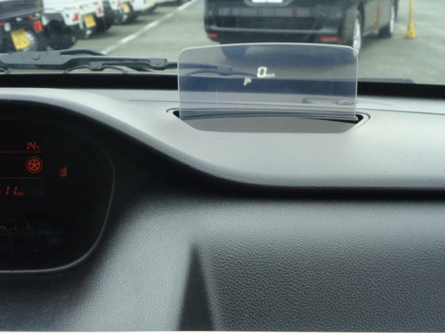 運転席前方に「軽初」【ヘッドアップディスプレイ】を搭載。車速・シフト位置などの情報を表示。