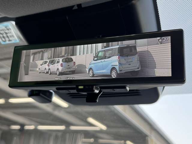 インテリジェントルームミラー☆後席に乗っている人や、大きな荷物を載せていると見にくくなりがちな後方視界。。こちらは車両後方のカメラ映像をミラーに映すので、天候にも影響されないクリアな後方視界を実現☆