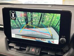 【バックカメラ】駐車時に後方がリアルタイム映像で確認できます。大型商業施設や立体駐車場での駐車時や、夜間のバック時に大活躍！運転スキルに関わらず、今や必須となった装備のひとつです！