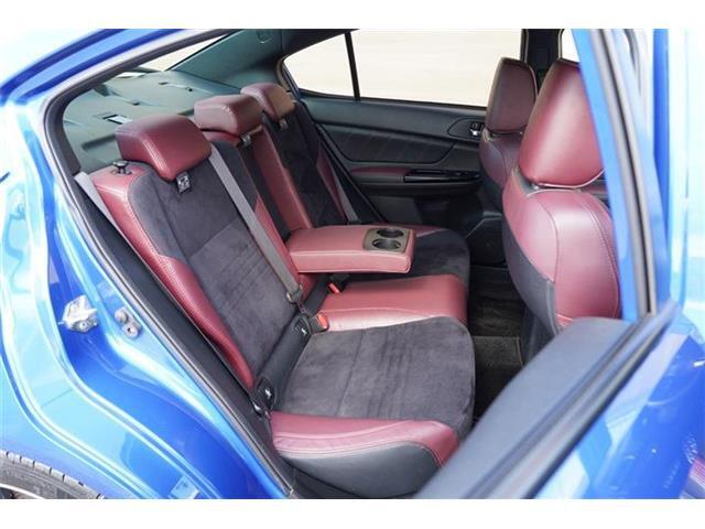 ドリンクホルダー付センターアームレスト装備☆セカンドシートコンディション良好です☆