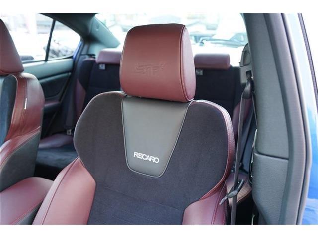 RECARO製ボルドー合皮ブラックウルトラスエードコンビシート装備☆ドイツのメーカーRECAROが製造するシート☆人間工学に基づいた設計で、ホールド性や快適性を実現しています☆