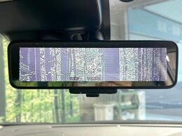 【インテリジェントルームミラー】後席の大きな荷物や同乗者で後方が確認しづらい時でも安心！カメラが撮影した車両後方の映像をルームミラー内に表示。クリアな視界で状況の確認が可能です！