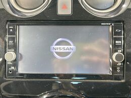 【純正ナビ】人気の純正ナビを装備しております。ナビの使いやすさはもちろん、オーディオ機能も充実！キャンプや旅行はもちろん、通勤や買い物など普段のドライブも楽しくなるはず♪