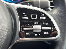 ●レーダークルーズコントロール：前の車との車間距離を一定にとりつつ、一定速度で自動走行してくれる次世代のクルーズコントロール！主に高速道路や自動車専用道路で使用する便利な機能です！