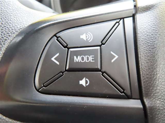 運転中、オーディオの操作をしてて、ハッとしたことはありませんか？ステアリングスイッチは、運転中でもハンドルでオーディオの操作が可能です。安全なドライブをサポートします。