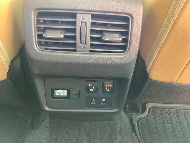 後席乗車の方にもおもてなしのエアコン吹き出し口を備えています（後席も設定温度が調整できます。）後部座席の」シートヒータースイッチがあり好みで3段階の温度調整ができます。