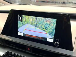 【バックカメラ】駐車時に後方がリアルタイム映像で確認できます。大型商業施設や立体駐車場での駐車時や、夜間のバック時に大活躍！運転スキルに関わらず、今や必須となった装備のひとつです！