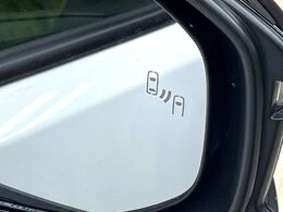 【ブラインドスポットモニター】走行中、ドアミラーの死角になりやすい箇所に後続車が接近するとサイドミラーのレンズに警告を表示！ドライバーに注意喚起をしてくれます。