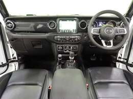 日常の風景が非日常の冒険へ。いつもの街並み、都会の喧騒、週末のアウトドア。ジープがあれば、すべてが心躍る発見の旅に変わります。長年の経験と実績を持つ当社が、あなたの「ジープのある生活」をサポートします