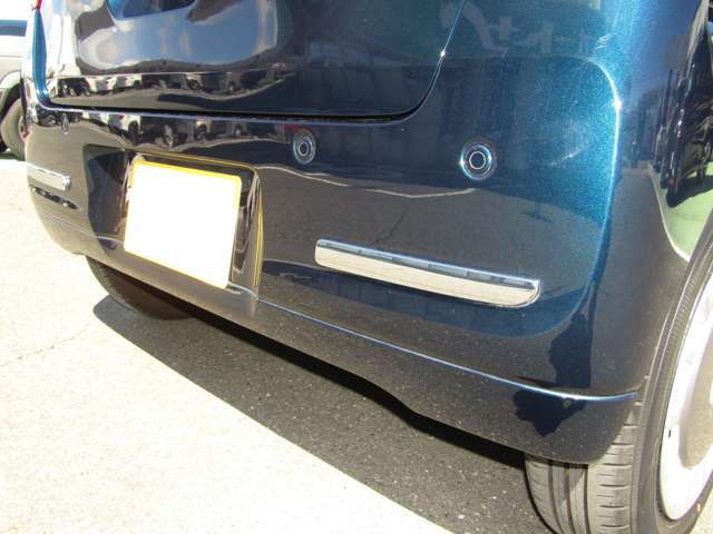 車体の下に付いている小さな丸、実はセンサーなんです。超音波を使って障害物との距離を測り、危険を知らせてくれます。安心♪安全♪の機能なのです。