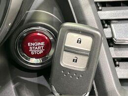 【Hondaスマートキー】カバンやポケットに入れたままでもドアの施錠・解錠が可能なスマートキーを装備。エンジンのオン・オフ時もカギを取り出す必要が無いからとっても便利です♪
