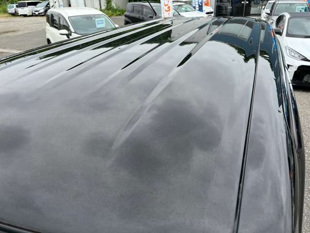 【雹（ヒョウ）害車】ルーフの画像ですが画像では伝わりきらないへこみもございます。是非ご来店にて現車をご確認下さい。