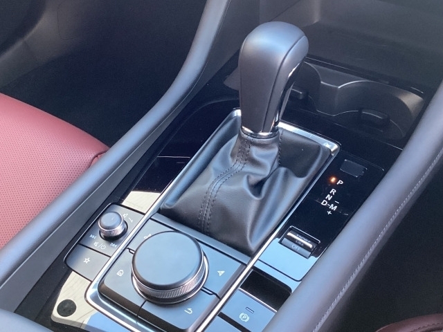 まるでマニュアル車かのようなダイレクト感のあるSKYACTIV6ATを搭載！エンジン出力を効率よくタイヤに伝えますので、低燃費にも貢献しています！