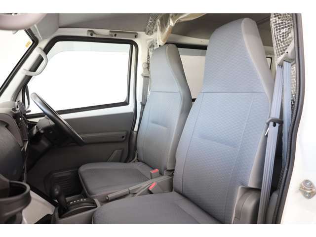 フロントシートの状態もとても綺麗です！とても座りやすく運転も快適にできます！