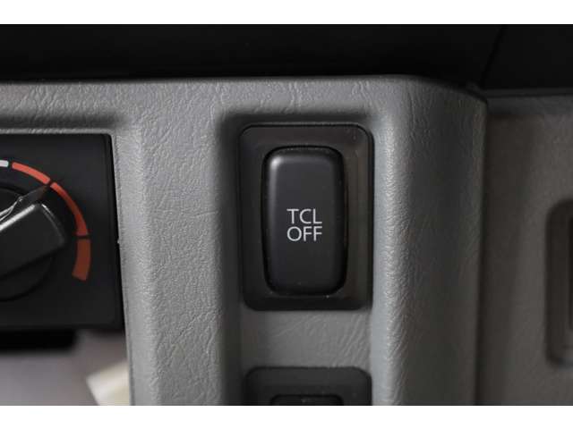 トラフィクションコントロールシステム（発進・加速時のタイヤの空転を防止する装置）や車両接近通報装置のON/OFF切り替えボタンもございます！