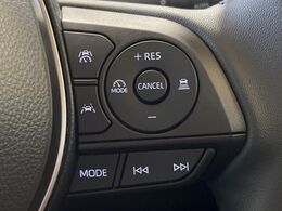 【レーダークルーズコントロール】高速道路での長距離走行が楽に！！自動で速度を保つクルーズコントロールが、衝突軽減システムと連携し、前方の車両を感知して車間を保つように速度調節してくれます！！