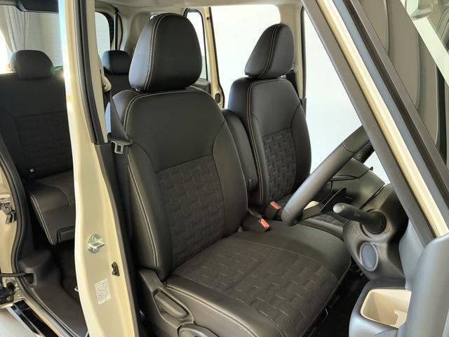ハーフレザーシート/ブラック★4WD★e-Assist（衝突被害軽減ブレーキ・踏み間違い衝突防止・車線逸脱警報・車線逸脱防止）