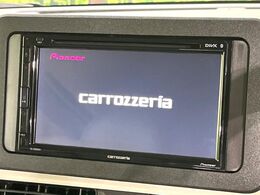 【ディスプレイオーディオ】お持ちのスマホやMP3プレイヤーとの無線接続で音楽再生が可能！コードで繋ぐわずらわしさも無く、手軽にお気に入りの音楽を楽しめます。