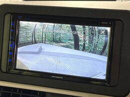 【バックカメラ】駐車時に後方がリアルタイム映像で確認できます。大型商業施設や立体駐車場での駐車時や、夜間のバック時に大活躍！運転スキルに関わらず、今や必須となった装備のひとつです！