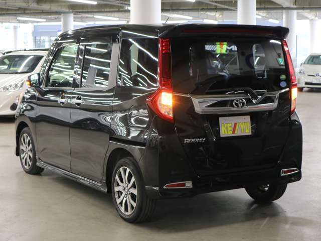 雨が降ってもゆったりと車選びができる全天候型立体展示場！エスカレーター完備！