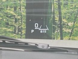 【ヘッドアップディスプレイ】現在の速度や走行情報をデジタル表示で運転席前方のガラスに投影！運転中、目線をずらさず必要な情報を確認できるのでとっても便利で安心！