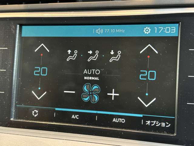 AUTOエアコン：左右別で温度調節が可能です。自分の好きな温度でドライブをお楽しみください♪