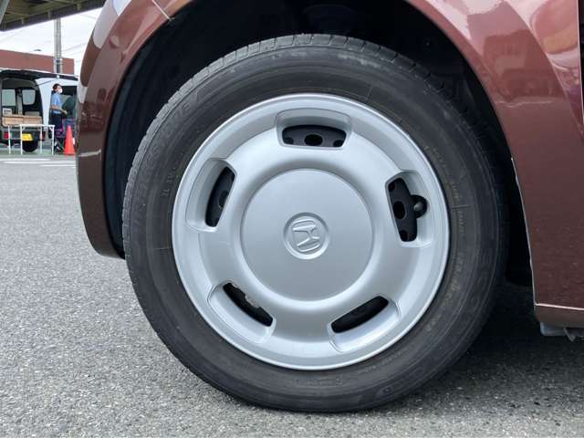 タイヤサイズは155/65R14です！フロントタイヤ2本新品交換！リアタイヤの溝も4分山残ってます！中古車はタイヤの溝も見逃せません！