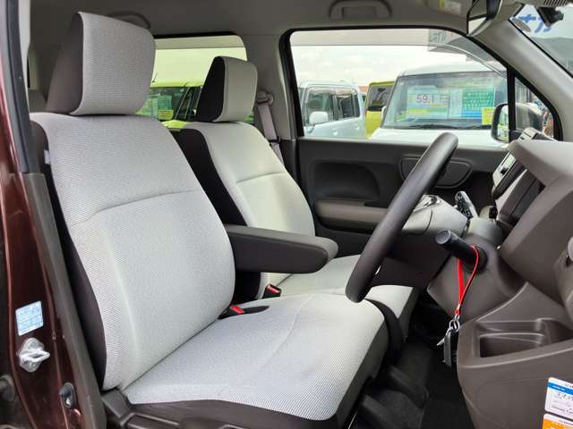 運転席もしっかり広さを確保！前後の視界も良好です！これなら通勤・通学やお近くのお出かけにも安心ですね！試乗でぜひお試しください！