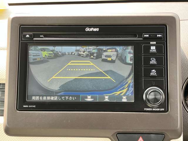 嬉しいバックカメラ付き！シフトをRに入れるだけで、車両の後方を一目で確認できます！駐車の際の心強い味方ですね！