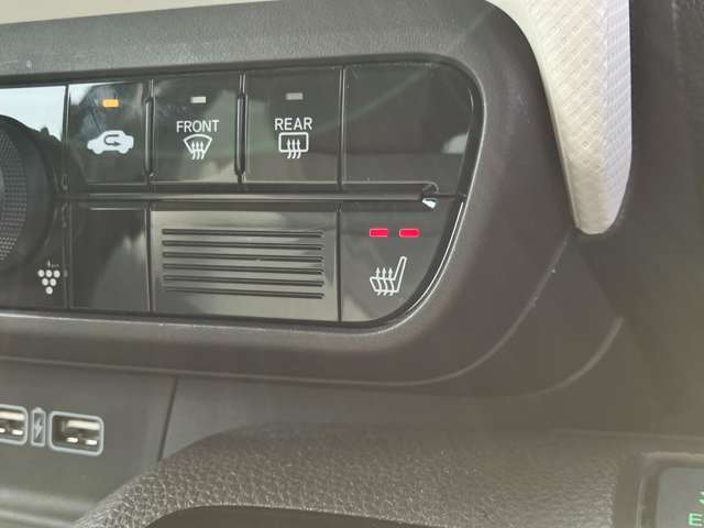 運転席シートヒーター！ボタン1つで、寒い日もエアコンよりも先にシートを電動で温めてくれます！これは嬉しい装備ですね！