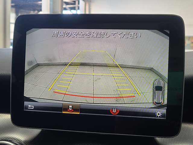 パークトロニックセンサーと舵角センサー付きの純正バックカメラは非常に使い勝手が良く、駐車も安心して行う事が出来ます。また、並列、縦列ともに対応のアクティブパーキングアシストが備わっております。
