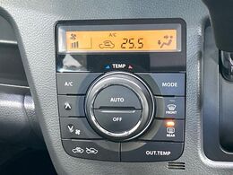 【オートエアコン】一度お好みの温度に設定すれば、車内の温度を検知し風量や温度を自動で調整。暑い…寒い…と何度もスイッチ操作をする必要はありません。快適な車内空間には必須の機能ですね♪