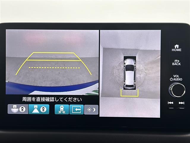 【マルチビューカメラシステム】まるでクルマを真上から見下ろしたかのような視点で駐車をサポートします！クルマの斜め後ろや真横など、前後左右の4つのカメラの映像が合成されて、モニターに映し出されます。