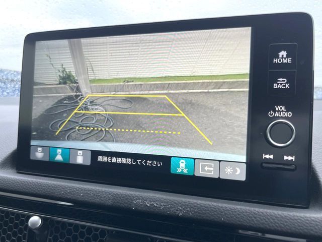 【バックカメラ】駐車時に後方がリアルタイム映像で確認できます。大型商業施設や立体駐車場での駐車時や、夜間のバック時に大活躍！運転スキルに関わらず、今や必須となった装備のひとつです！